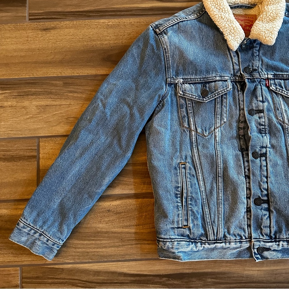 SOLD - LEVI’s Distressed Fleece Truckers Jacket Sz MED - Picture 5 of 10